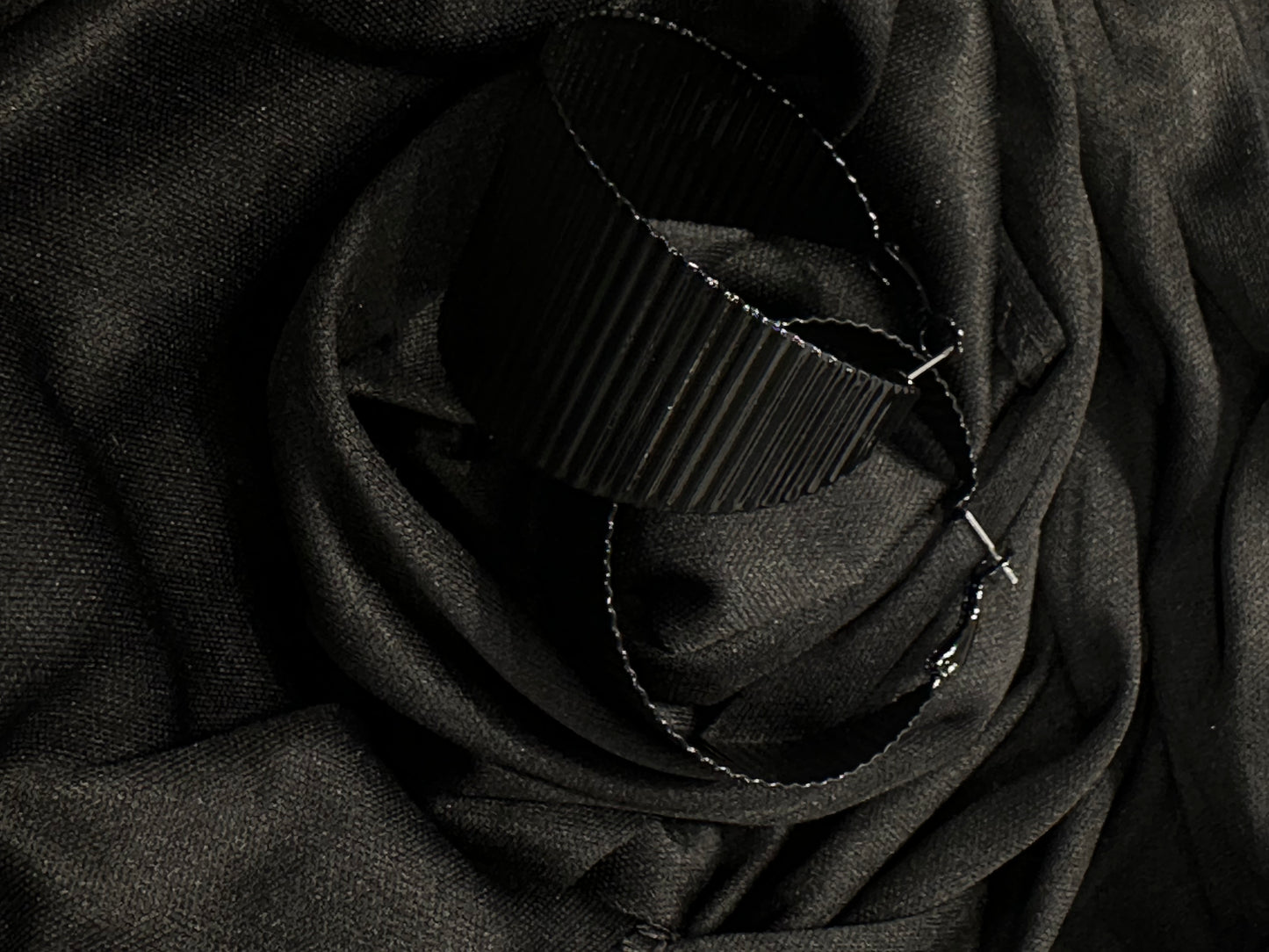 RIBBED BLACK HOOPS