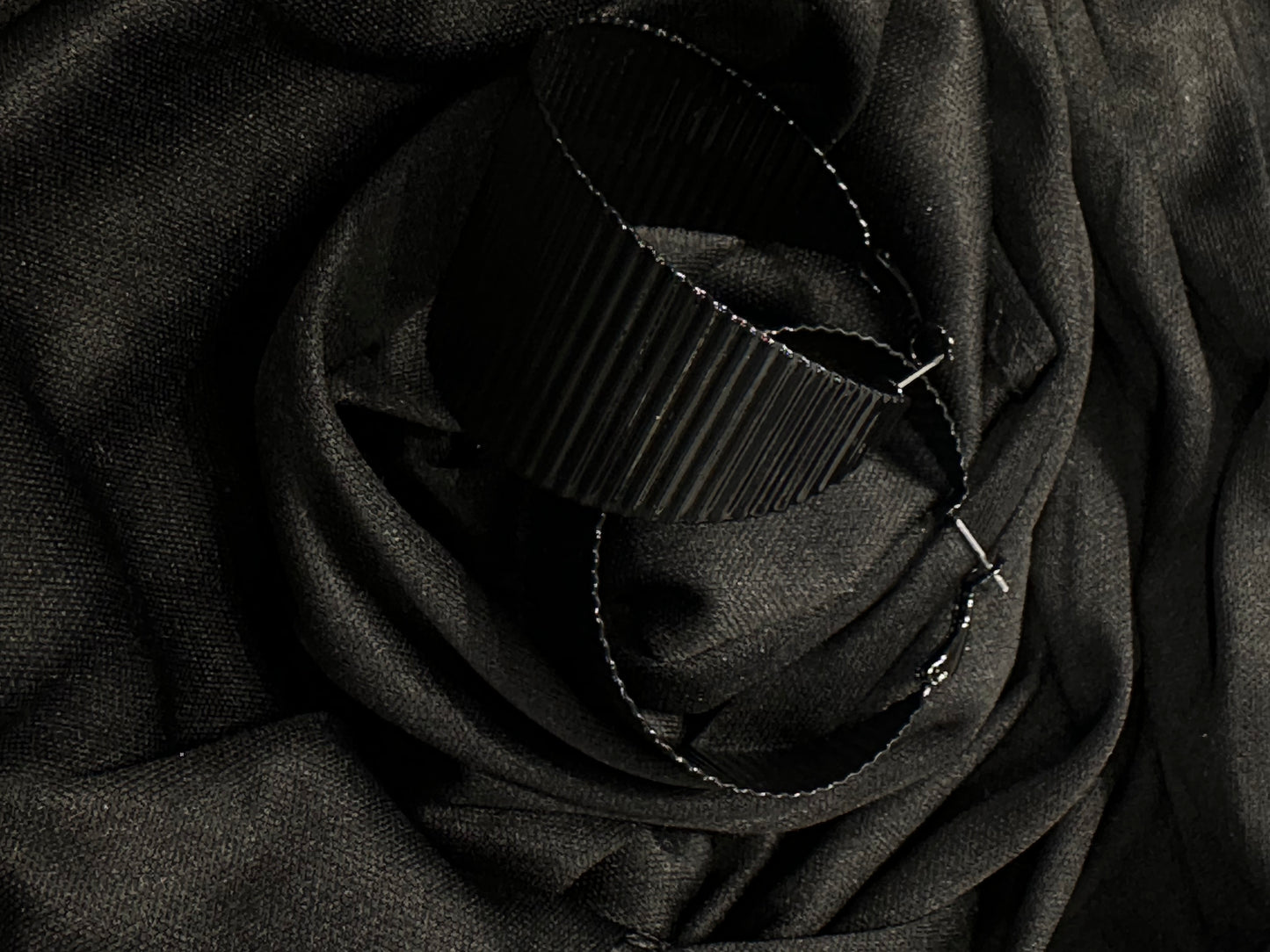 RIBBED BLACK HOOPS